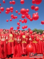 图为8月17日，鸡泽县首届集体婚礼现场。鸡泽县委宣传部供图。 - 中国新闻社河北分社