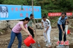 医务工作者代表在现场植树。　于俊亮 摄 - 中国新闻社河北分社