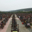 9月12日，沙河市801名织女同织四匹缯，成功挑战世界纪录。图为织布现场。黄涛摄 - 中国新闻社河北分社