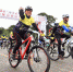自行车运动爱好者争先冲出起点。 于正万 摄 - 中国新闻社河北分社