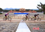 “骑友”们沿清西陵环陵公路骑行。 于正万 摄 - 中国新闻社河北分社