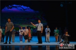 10月2日晚，河北梆子现代戏《吕建江》在石家庄大剧院上演。图为演出剧照。 记者杨爽摄 - 中国新闻社河北分社