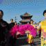 图为张家口市宣化区的老人们在宣化古城墙表演旗袍秀，迎接重阳节的到来。 记者刘雅静 通讯员陈晓东摄 - 中国新闻社河北分社