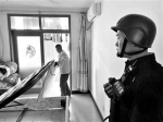 工作人员在涉案房屋内进行登记腾退 供图/法院 - 中国新闻社河北分社