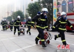 图为石家庄支队的消防员们火速“救援”。　李岩 摄 - 中国新闻社河北分社