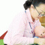 在近日举行的河北省家庭服务职业技能大赛决赛上，参赛选手在展示育婴技能。通讯员 费彬摄 - 中国新闻社河北分社