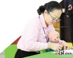 在近日举行的河北省家庭服务职业技能大赛决赛上，参赛选手在展示育婴技能。通讯员 费彬摄 - 中国新闻社河北分社
