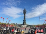 图为南湖唐山市民中心广场上，市民聚集在一起搞活动。　白云水 摄 - 中国新闻社河北分社