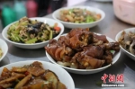 王老大小吃的招牌菜卤猪蹄 - 中国新闻社河北分社