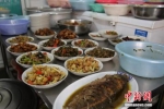 摆好的菜品，供顾客自由挑选 - 中国新闻社河北分社