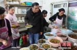 一位顾客在挑选菜品 - 中国新闻社河北分社