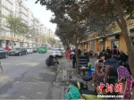 石家庄东平路，路边停满了就餐顾客的车辆 - 中国新闻社河北分社