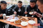 前来就餐的顾客 - 中国新闻社河北分社