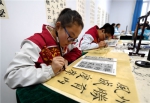 11月23日，张家口市五中一校区的学生在练习书法。 - 中国新闻社河北分社