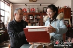 杨振龙在展示自己的藏书 - 中国新闻社河北分社