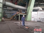 工人在邯钢公司一座3200立方米的高炉生产线上检查 王天译 摄 - 中国新闻社河北分社