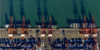 12月13日，轮船靠泊在唐山港京唐港区集装箱码头(无人机拍摄)。 - 中国新闻社河北分社