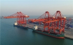 12月13日，两艘轮船靠泊在唐山港京唐港区集装箱码头(无人机拍摄)。 - 中国新闻社河北分社
