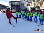 张家口崇礼区万龙滑雪场举办小学生冬令营活动。(资料片) 记者高振发摄 - 中国新闻社河北分社
