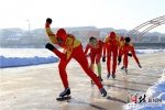 沽源县组织冰上运动学校学生进行滑冰训练。(资料片) 记者高振发摄 - 中国新闻社河北分社
