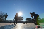 12月31日，承德市民在避暑山庄湖区的冰面上抽陀螺，享受运动的快乐。 - 中国新闻社河北分社