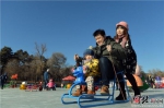 12月31日，游客在避暑山庄湖区的冰面上享受“驾驶”冰车的乐趣。 - 中国新闻社河北分社