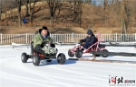 12月31日，游客在避暑山庄湖区的冰面上享受驾驶卡丁车的乐趣。 - 中国新闻社河北分社