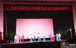 1月1日晚，中央芭蕾舞团来到革命老区平山县，为老区群众送上了一场艺术盛宴。图为慰问演出现场。 记者董昌摄 - 中国新闻社河北分社