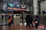 资料图：北京市民体验北京市郊铁路城市副中心线首发列车。中新社记者 韩海丹 摄 - 中国新闻社河北分社