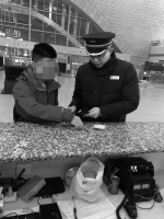 张同学在石家庄火车站问询处领取了丢失的钱包。记者 刘琛敏 摄 - 中国新闻社河北分社