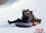 游客体验滑雪圈运动并自拍。　徐巧明 摄 - 中国新闻社河北分社