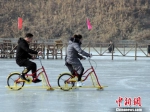 游客冰上骑自行车。　徐巧明 摄 - 中国新闻社河北分社