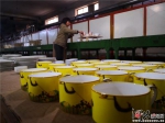 图为工人正在进行贴花作业。 记者王育民摄 - 中国新闻社河北分社