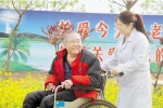 在巨鹿县小吕寨镇养护中心，护理员陪着一位老人在院里散心遛弯。 巨鹿县人社局供图 - 中国新闻社河北分社