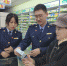 图1：吉林省珲春市市场监管局监管人员在药店向消费者普及安全用药知识。记者 叶阳欢 摄.jpg - 食品药品监督管理局