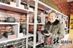 日前，段玉海向记者介绍他们的工艺铁壶新品。 记者张昊摄 - 中国新闻社河北分社