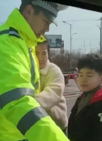 孩子紧紧抱住执勤父亲。(视频截图) - 中国新闻社河北分社