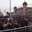 资料图：旅客们在北京站前排队进入地铁。中新社记者 崔楠 摄 - 中国新闻社河北分社