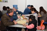 　服刑人员和家属一起吃饺子。　刘骁锋 摄 - 中国新闻社河北分社