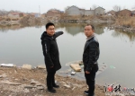 入水救人的张强(左)和张洪达，在事发坑边回忆当时惊险一幕。 - 中国新闻社河北分社