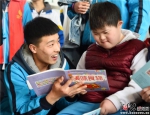 3月5日上午，文安县一中青年志愿者孟祥泽在给特教学校的孩子讲故事。 - 中国新闻社河北分社