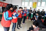 3月5日上午，文安县青年志愿者和孩子们互动游戏，表演节目。 - 中国新闻社河北分社