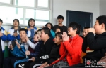 3月5日上午，文安县特殊教育学校的孩子被精彩的节目所吸引。 - 中国新闻社河北分社