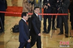 3月5日，十三届全国人大二次会议在北京人民大会堂开幕。图为全国人大代表李东生(左)、陈刚(右)步入“代表通道”接受采访。中新社记者 崔楠 摄 - 中国新闻社河北分社