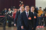 3月5日，十三届全国人大二次会议在北京人民大会堂开幕。图为全国人大代表马善祥(左)、程桔(右)、党永富(中)在“代表通道”。中新社记者 王骏 摄 - 中国新闻社河北分社