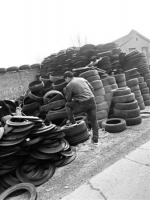 “轮胎超市”内有各种旧轮胎超过3万条 - 中国新闻社河北分社
