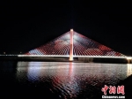 图为夜幕中的燕潮大桥。　李伟 摄 - 中国新闻社河北分社