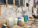 养牛小区居民院内存放的从村内运来的饮用水。(摄／徐辉) - 中国新闻社河北分社