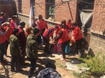 石家庄市社区红十字志愿者为井陉烧伤家庭献爱心 - 红十字会
