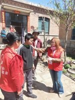 石家庄市社区红十字志愿者为井陉烧伤家庭献爱心 - 红十字会